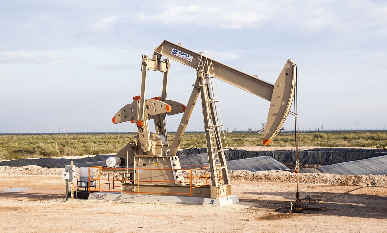 Petrolio tempo reale sale