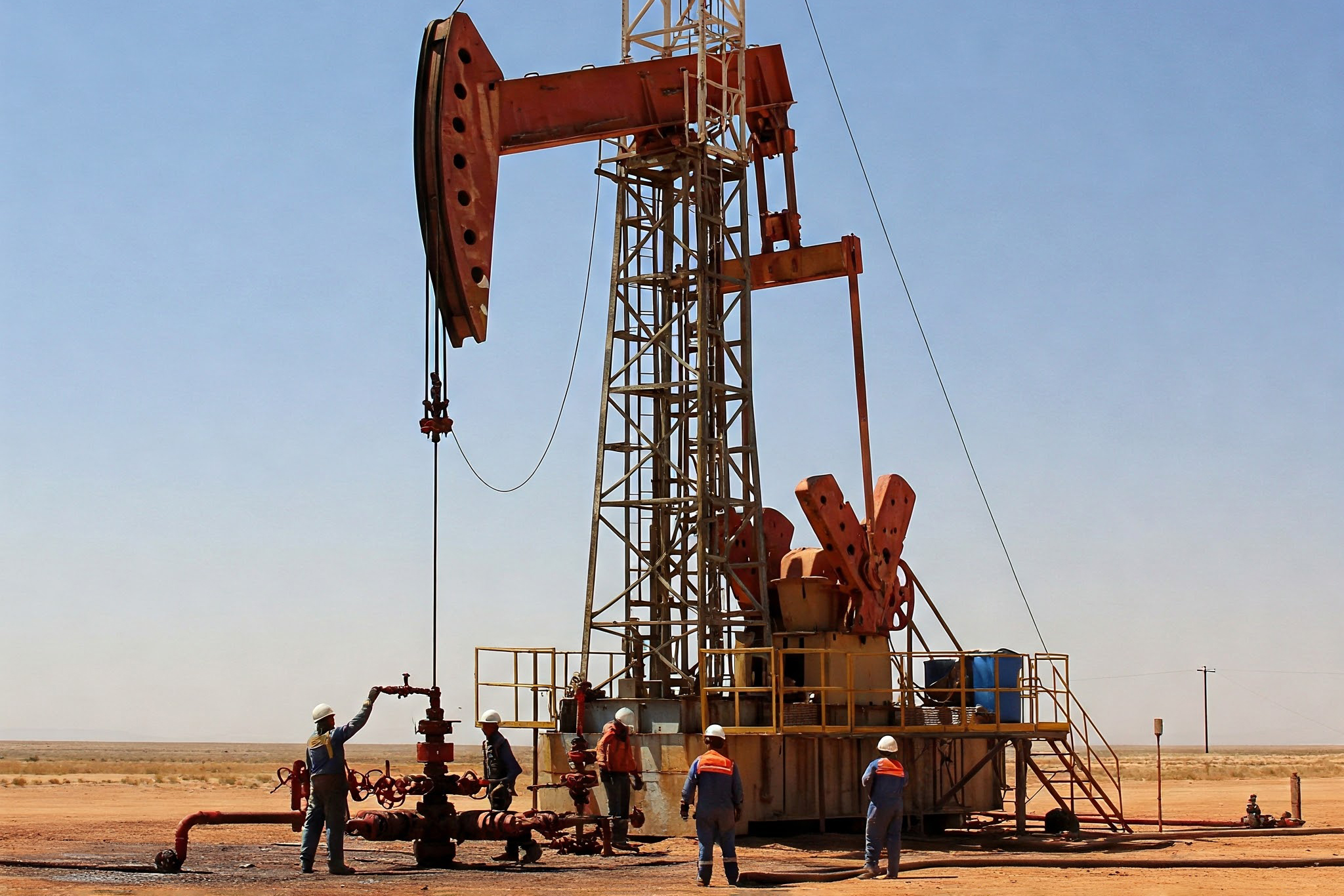 Petrolio ai livelli più bassi in due mesi: i dazi spaventano il mercato
